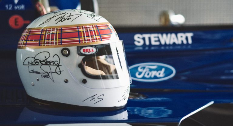 La firma di Michael Schumacher sul casco di Jackie Stewart per Race Against Dementia